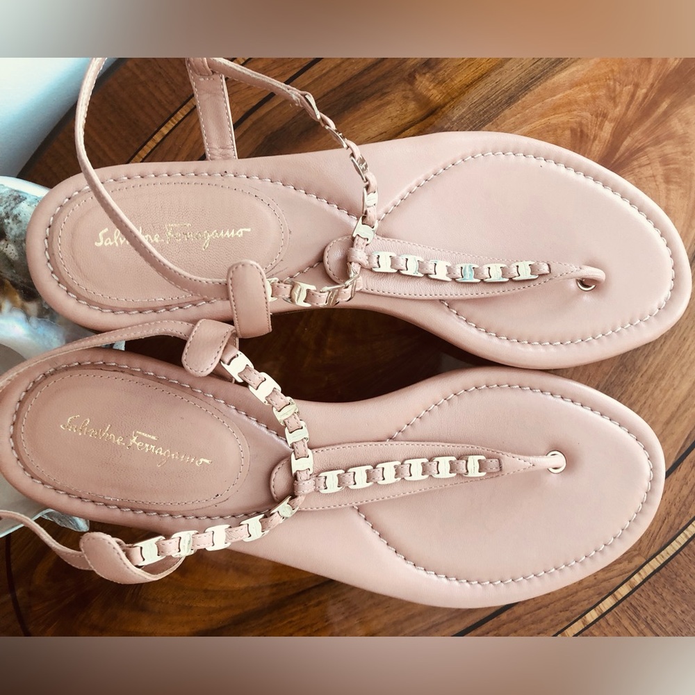 Salvatore Ferragamo Tahiti Blush Pink Leather Sandals with Gold Chain Detail - Picture 4 of 12